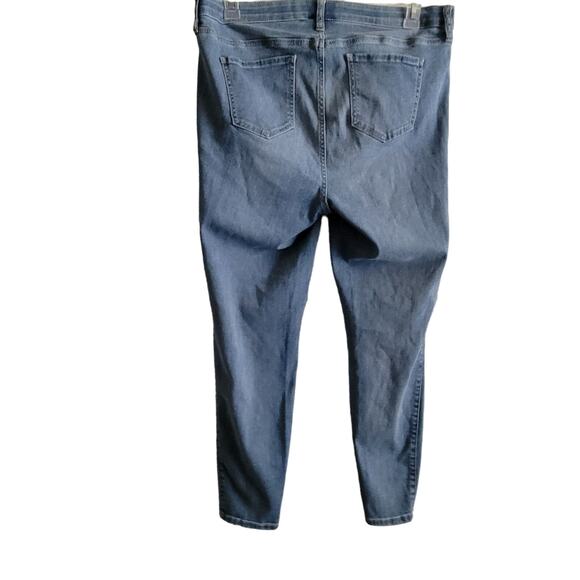 Torrid Jeans Premium Woman's size 16 Medium Wash Stretchy Waist Great Looking - Picture 2 of 10